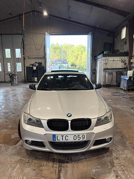 BMW 320d 2 of 15