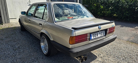 BMW 325e 19 of 30