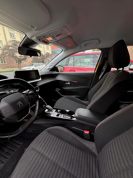 Peugeot e-208 3 of 6