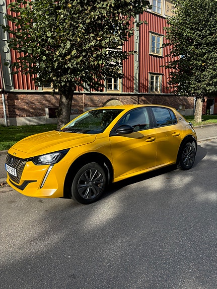 Peugeot e-208 2 of 6