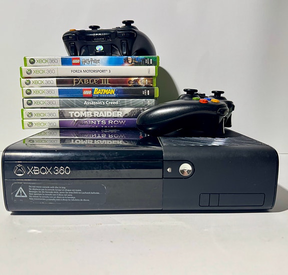 Xbox 360 E 250 GB – 2 handkontroller + 7 spel