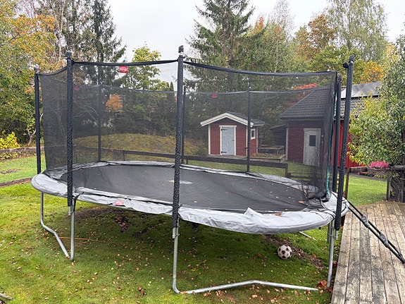Berg studsmatta med skyddsnät