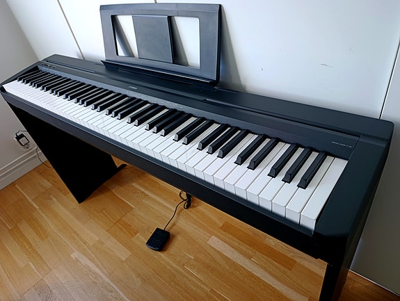Yamaha P-35 Digitalpiano  med Möble