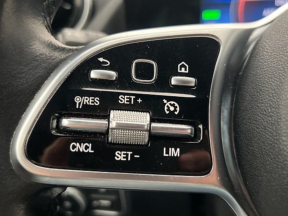 Mercedes-Benz GLA250 e 17 of 30