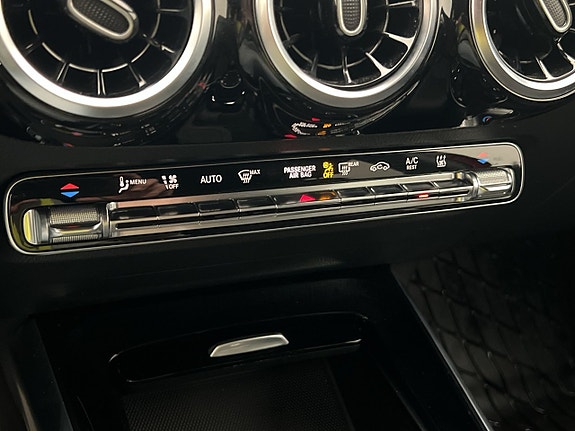 Mercedes-Benz GLA250 e 26 of 30