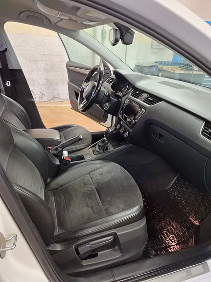 Skoda Octavia Scout 11 of 13