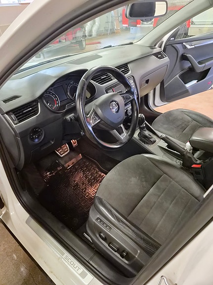 Skoda Octavia Scout 10 of 13