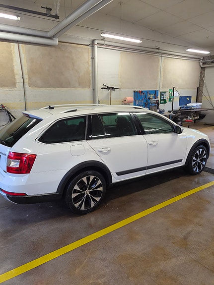 Skoda Octavia Scout 5 of 13