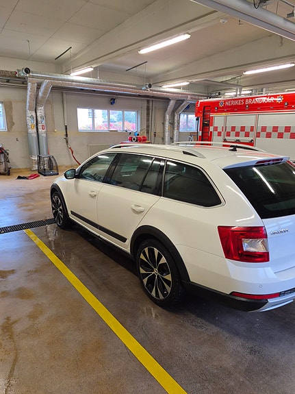 Skoda Octavia Scout 2 of 13