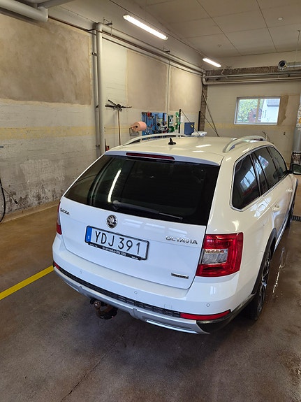Skoda Octavia Scout 4 of 13