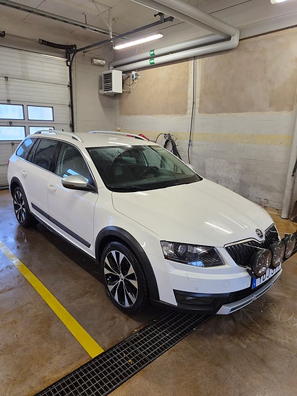 Skoda Octavia Scout 6 of 13