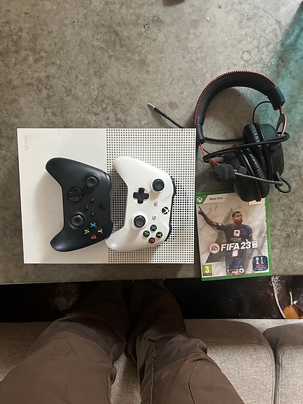 Xbox One S spelkonsol med handkontroller