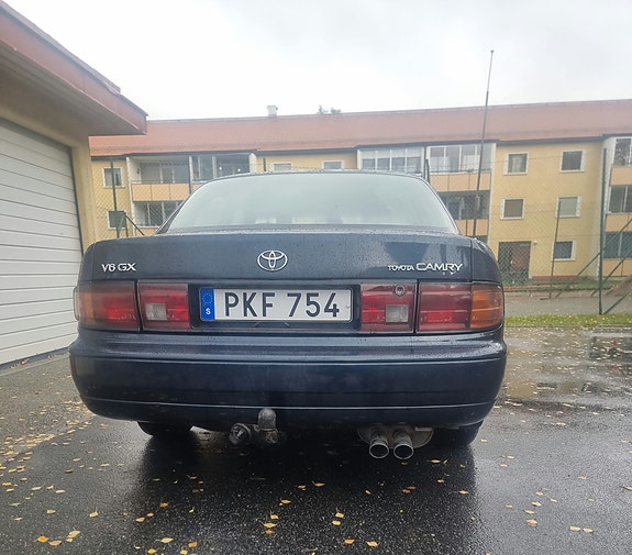 Toyota Camry 4 of 10