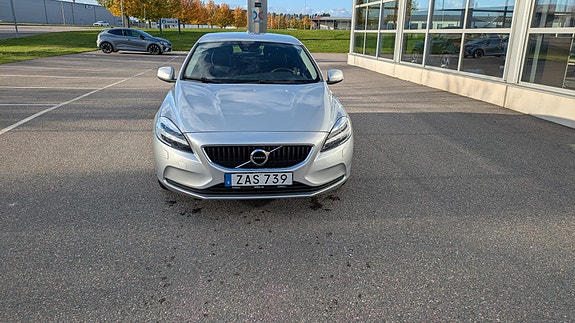 Volvo V40 2 of 11