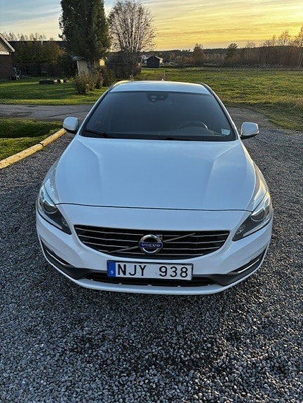 Volvo V60 2 of 7