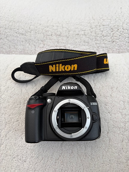 Nikon D3000 systemkamera med två objektiv och tillbehör