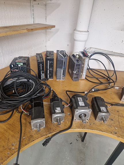 Flertal servo och servomotorer till cnc fräs