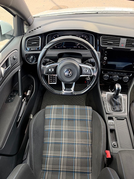 Volkswagen Golf VII 17 of 30