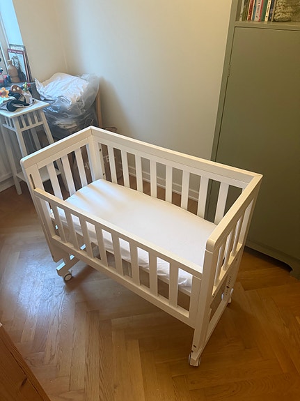 Troll Oslo bedside crib vit spjälsäng