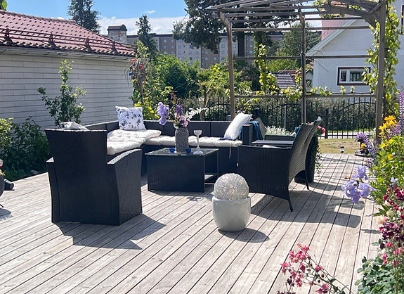 Svart loungeset utemöbler med soffor och bord