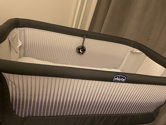 Chicco bedside crib spjälsäng grå/vit