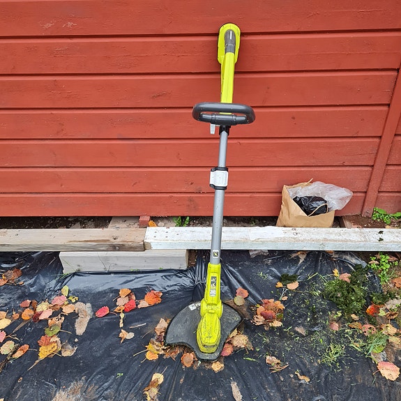 Grästrimmer från Ryobi som ingår i 18V ONE+-serien