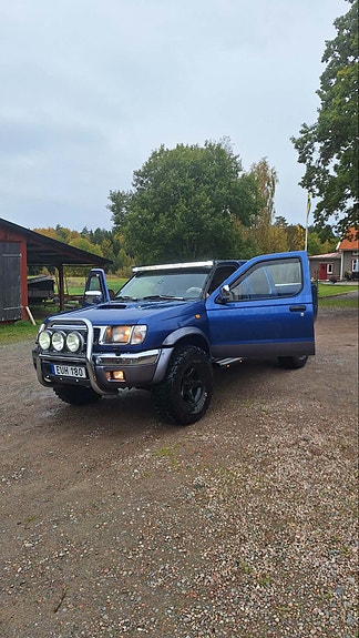 Nissan NP300 2 of 10