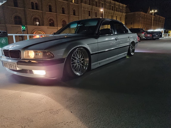 BMW 740i 3 of 4