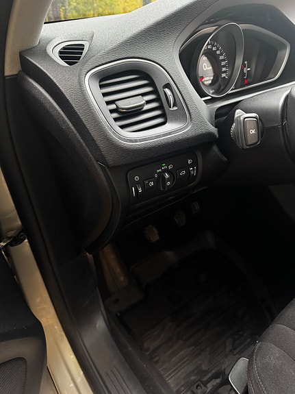 Volvo V40 12 of 16