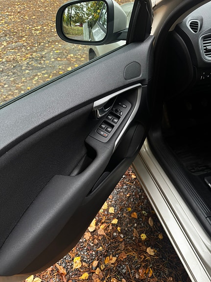 Volvo V40 13 of 16