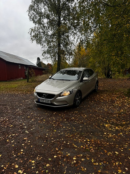 Volvo V40 2 of 16