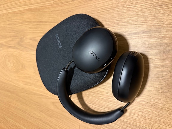 Sonos svarta over-ear hörlurar med fodral