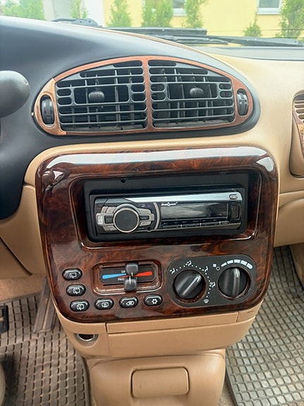Chrysler Voyager 2 of 5
