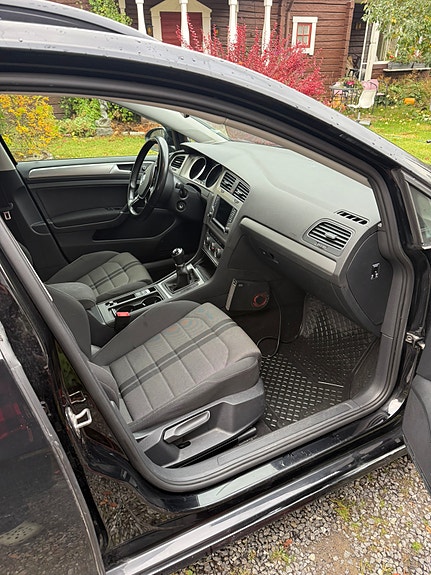 Volkswagen Golf VII 6 of 8