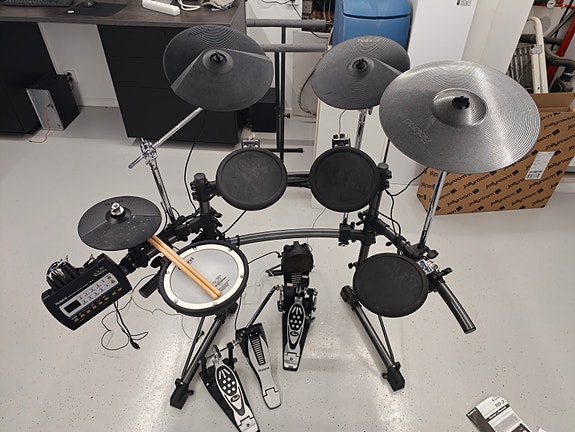Roland TD-3 elektroniskt trumset med Pearl P-122TW dubbelpedal