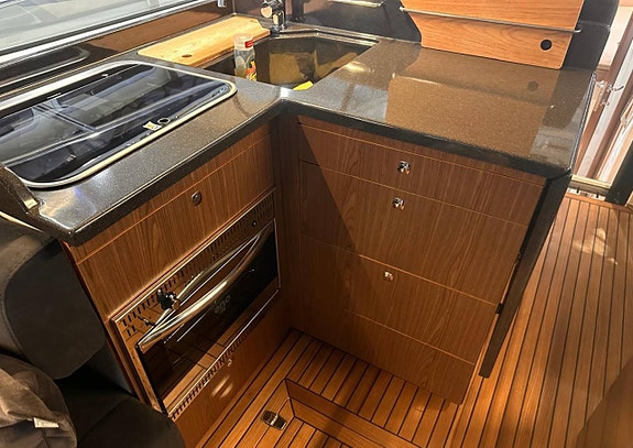 En välutrustad Marex 360 Cabriolet Cruiser till salu 5 of 12