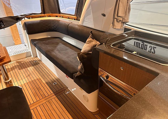 En välutrustad Marex 360 Cabriolet Cruiser till salu 4 of 12