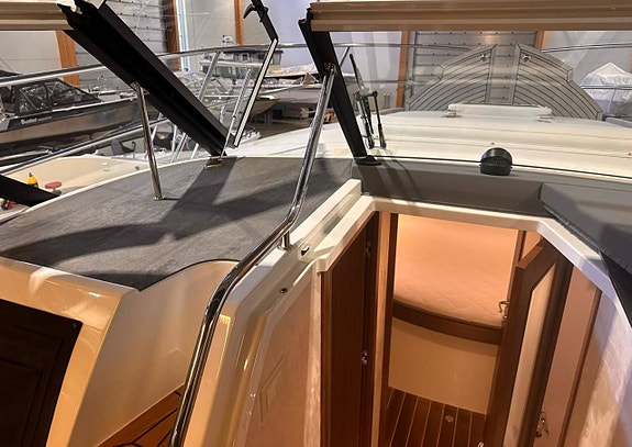 En välutrustad Marex 360 Cabriolet Cruiser till salu 7 of 12