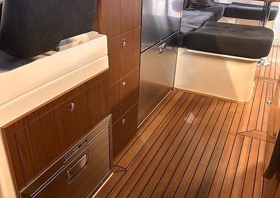 En välutrustad Marex 360 Cabriolet Cruiser till salu 6 of 12
