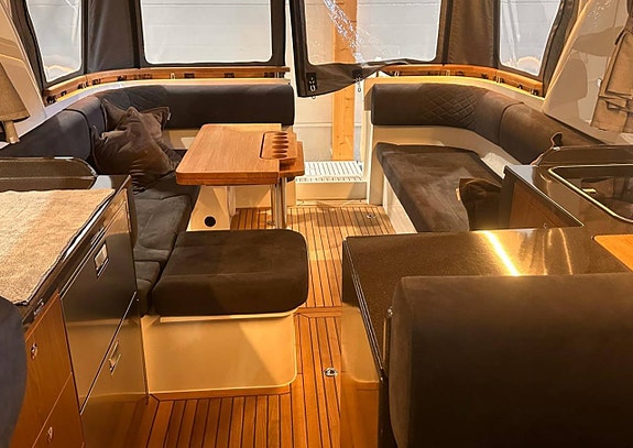 En välutrustad Marex 360 Cabriolet Cruiser till salu 3 of 12