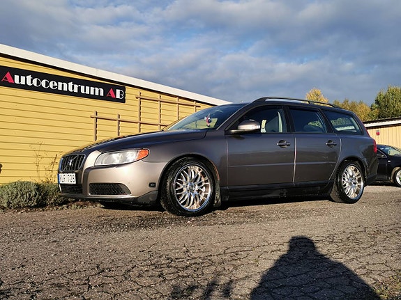 Volvo V70 2 of 9