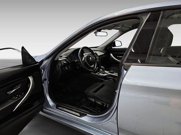 BMW 320 12 of 16