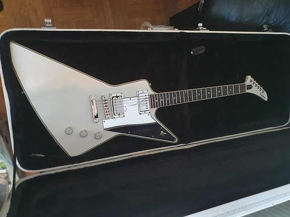 Epiphone Tommy Thyer Explorer med hårt case