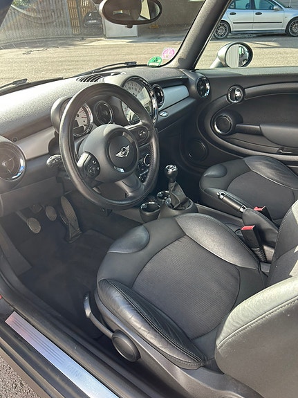 MINI Cooper 4 of 4