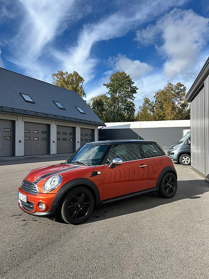 MINI Cooper 2 of 4