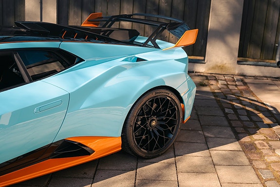 Lamborghini Huracan 2 of 10