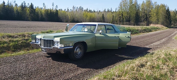 Cadillac Sedan DeVille 2 of 3