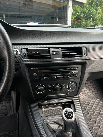 BMW 318i 2 of 6