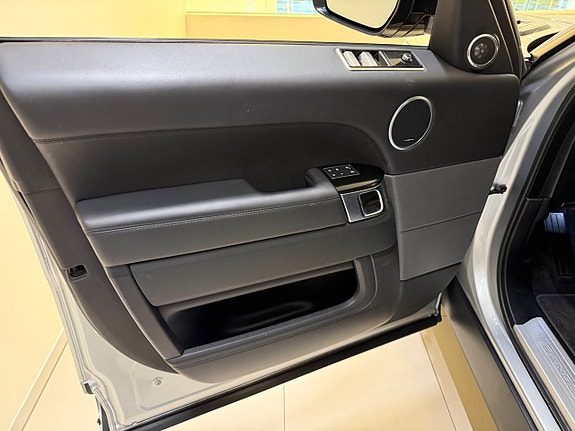 Land Rover Range Rover Sport 10 of 21