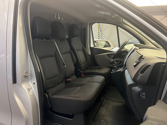 Nissan NV300 8 of 14